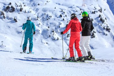 Lech, Avusturya - yaklaşık 16 Şubat: Tanımlanamayan Kayak sürücü ve snowboard Bakırlı göre Lech, Avusturya Alpleri'nde üzerinde.