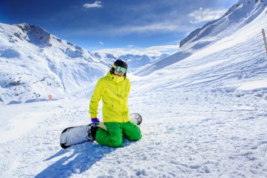Bir snowboard üzerinde Avusturya Alpleri'nde Bakırlı