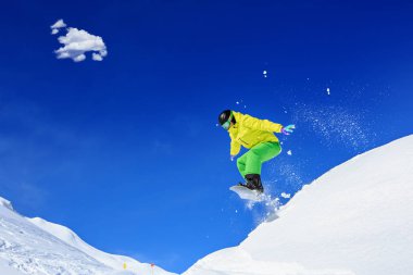 Bir snowboard üzerinde Avusturya Alpleri'nde Bakırlı