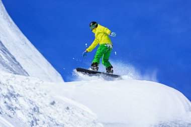 Bir snowboard üzerinde Avusturya Alpleri'nde Bakırlı