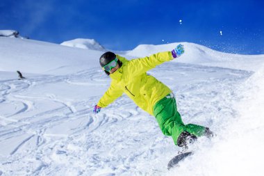Bir snowboard üzerinde Avusturya Alpleri'nde Bakırlı