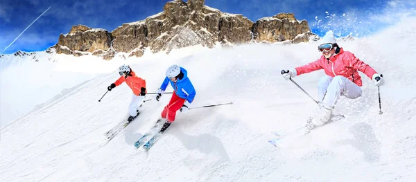 Imagen Dinámica Tres Esquiadores Pista Los Alpes — Foto de Stock