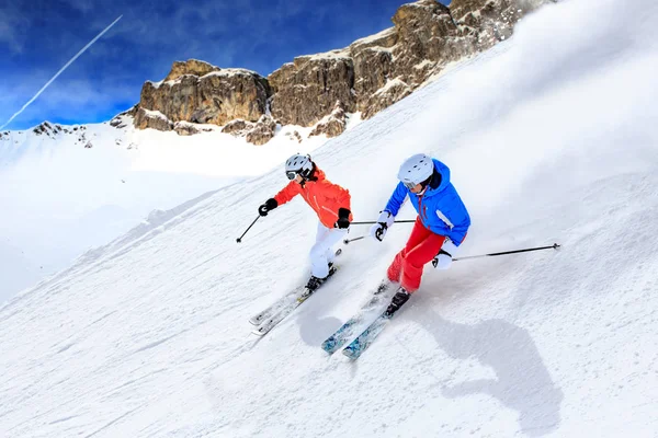 Der Unbekannte Skifahrer Und Snowboarder Auf Der Piste Den Alpen — Stockfoto