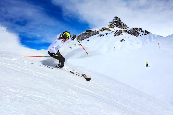 Eine Skifahrerin Auf Der Piste Den Alpen Bei Lech Österreich — Stockfoto