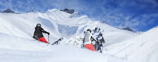 奥地利背道而驰在阿尔卑斯山上的两个滑雪车手 — 图库照片