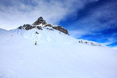Bakırlı göre Lech, Avusturya Alpleri'nde Kayak sürücüde.