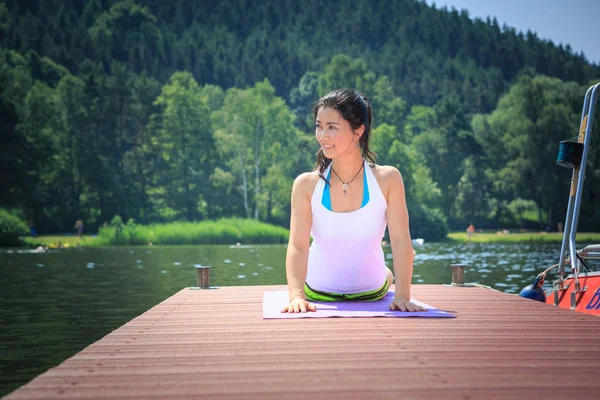 Donna Che Esercizio Yoga Lago — Foto Stock