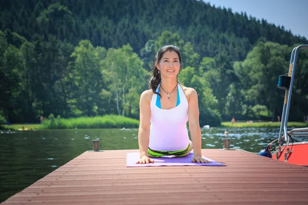 Mujer Haciendo Ejercicio Yoga Lago — Foto de Stock