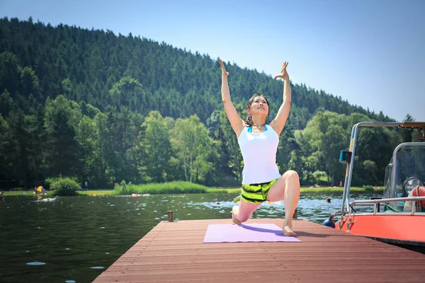 Frau Macht Yoga Übung See — Stockfoto