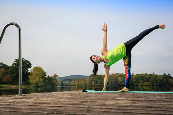 Junge Frau Macht Yoga Übungen Einem See — Stockfoto