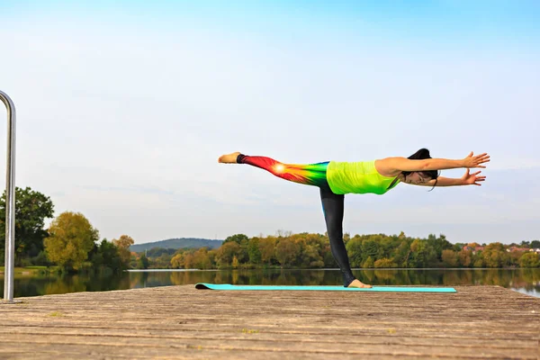 Mujer Joven Haciendo Ejercicio Yoga Lago — Foto de Stock