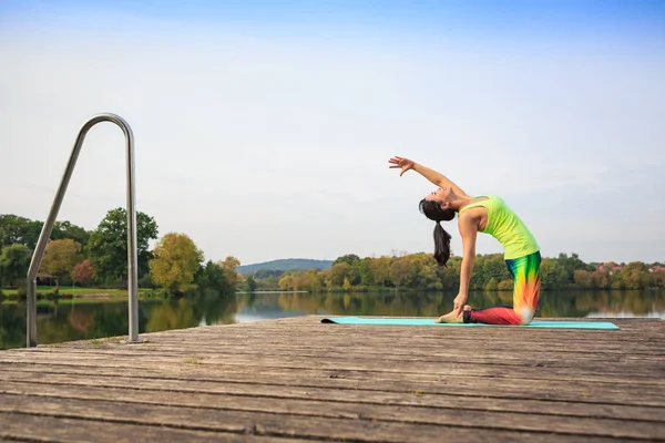 Ung Kvinna Gör Yogaövning Sjö — Stockfoto