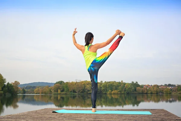 Genç Kadın Bir Gölde Yoga Egzersiz Yaparak — Stok fotoğraf