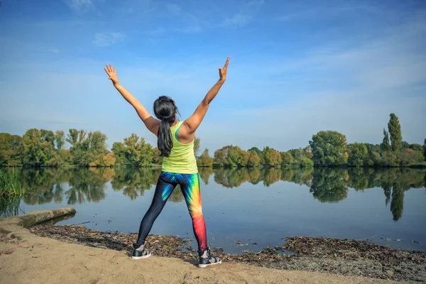 Eine Junge Frau Dehnt Sich Zum Joggen Einem See — Stockfoto