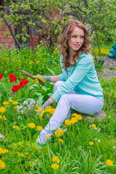 在花园里 德国工作的年轻女子 — 图库照片