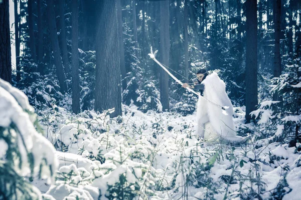 Elfo Femmina Con Fiocco Nella Foresta Invernale — Foto Stock