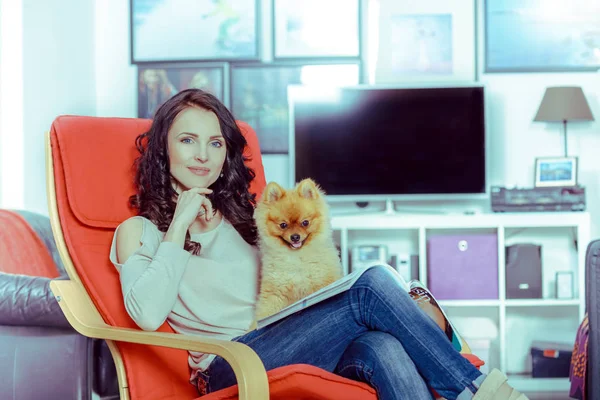 Jeune Femme Avec Chien Devant Salon — Photo