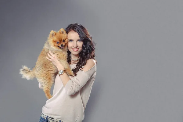 Retrato Estudio Una Joven Con Perro Pomerania — Foto de Stock