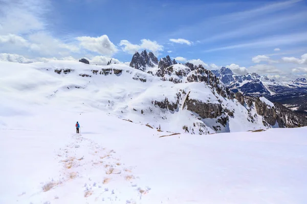 女性の Drei Zinnen エイリアス Tre Cime 地区南チロル イタリアでのハイキング — ストック写真