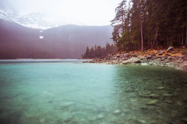 Göl Eibsee, yağmur hava bahar, Garmisch-Partenkirchen, Almanya Alpleri'nde