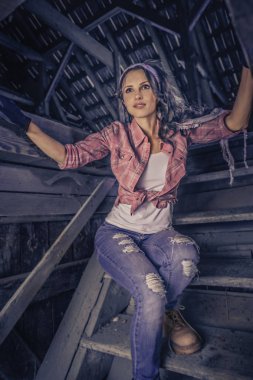 eski ahır içinde genç bir kadın portresi