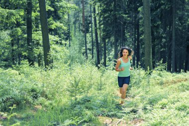 genç kadın bir ormanda koşu