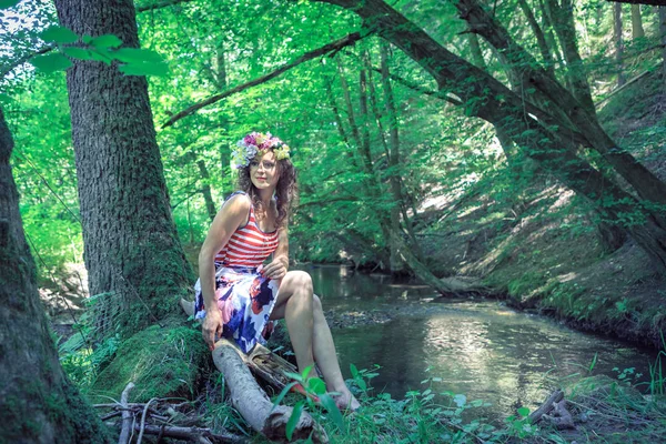 川で若い女性の屋外のポートレート — ストック写真