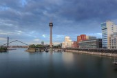 Rheinuferpromenade mit Blick auf Düsseldorf in Deutschland