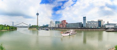 Düsseldorf, Almanya - Eylül, 2016 yaklaşık: Rhine Nehri boardwalk Almanya Düsseldorf şehir manzaralı