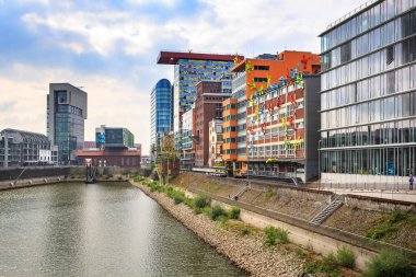 Düsseldorf, Almanya - Eylül, 2016 yaklaşık: Rhine Nehri boardwalk Almanya Düsseldorf şehir manzaralı