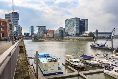 Düsseldorf, Almanya - Eylül, 2016 yaklaşık: Rhine Nehri boardwalk Almanya Düsseldorf şehir manzaralı