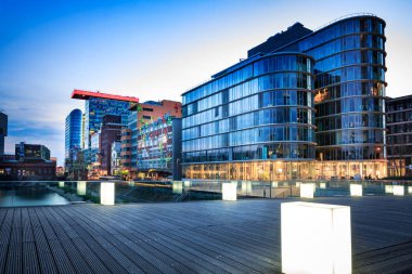 Düsseldorf, Almanya - Eylül, 2016 yaklaşık: Rhine Nehri boardwalk Almanya Düsseldorf şehir manzaralı