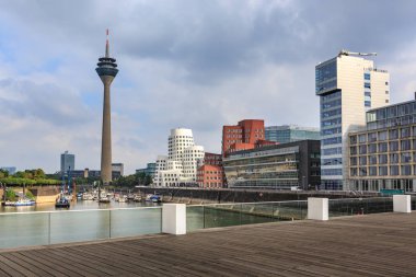 Rhine Nehri boardwalk Almanya Düsseldorf şehir manzaralı