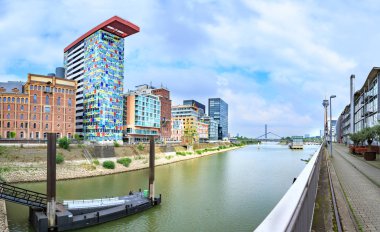 Rhine Nehri boardwalk Almanya Düsseldorf şehir manzaralı
