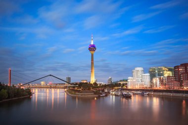 Gece sahnelerinde Almanya Dusseldorf ve Rhein Nehri