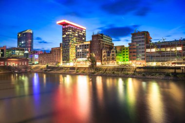Gece sahnelerinde Almanya Dusseldorf ve Rhein Nehri