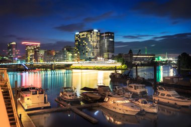 Gece sahnelerinde Almanya Dusseldorf ve Rhein Nehri
