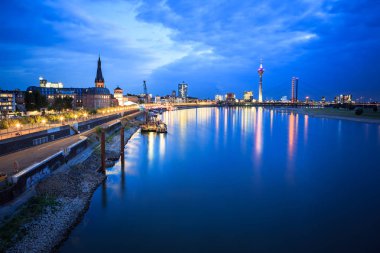 Gece sahnelerinde Almanya Dusseldorf ve Rhein Nehri