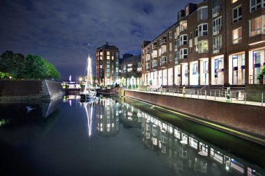 Alter Hafen Almanya Dusseldorf kasabasında gece