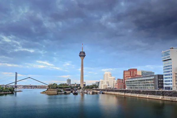 Ciągnącą Się Wzdłuż Rzeki Rhine Widokiem Miasto Düsseldorf Niemczech — Zdjęcie stockowe