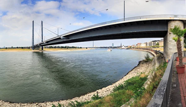 Río Rin Puente Rheinkniebruecke Ciudad Dusseldorf Alemania —  Fotos de Stock