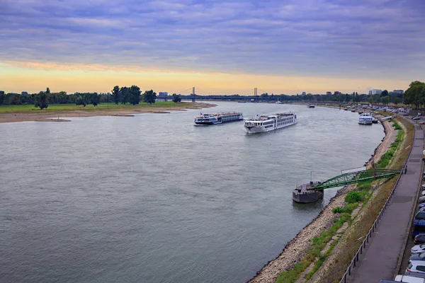 Rýn Říční Promenádě Výhledem Město Düsseldorf Německu — Stock fotografie