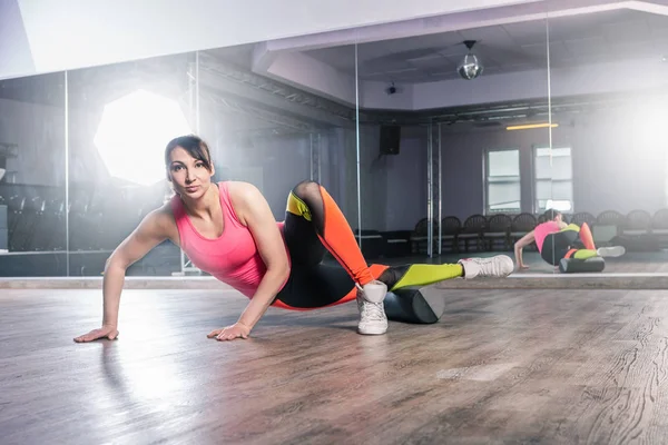 Una Mujer Con Equipo Fitness Mediante Ejercicio Físico Sala Gimnasio —  Fotos de Stock