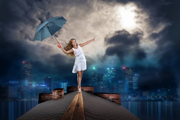 Adolescente Com Guarda Chuva Telhado Sobre Cidade Noite — Fotografia de Stock