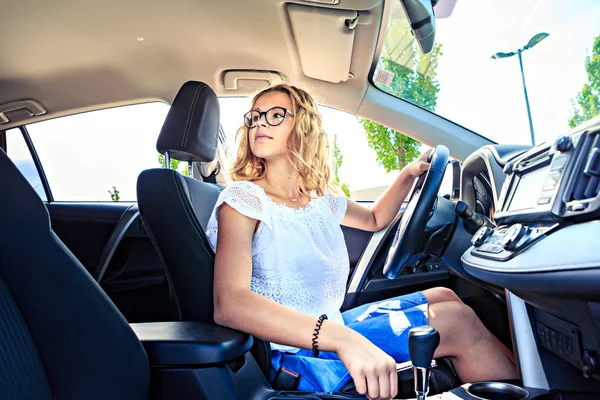 Ein Junges Mädchen Steuer Eines Autos Der Stadt — Stockfoto