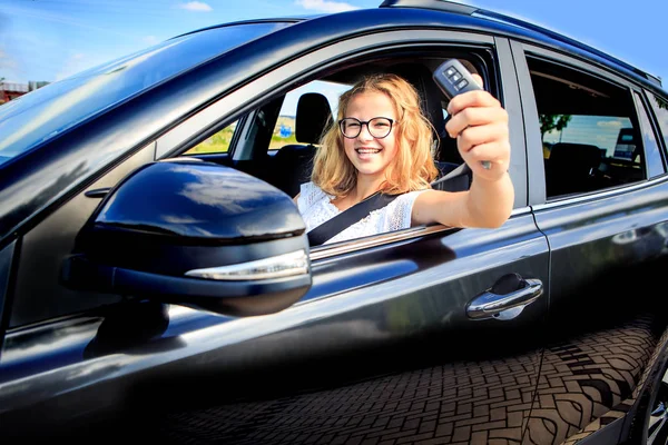 Uma Jovem Depois Conduzir Com Sucesso Exame Carro — Fotografia de Stock