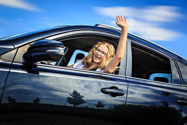 Başarıyla Sınavı Bir Araba Sürüş Sonra Bir Genç Kız — Stok fotoğraf