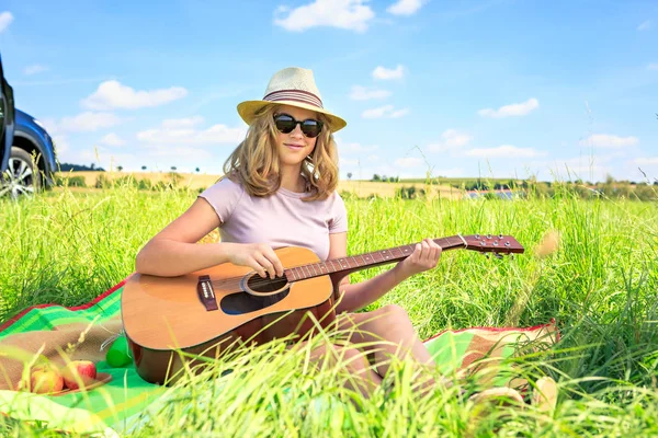 Açık Bir Gitar Ile Genç Kız Portresi — Stok fotoğraf