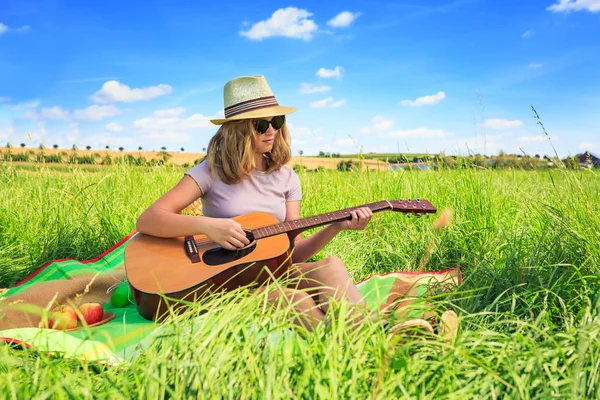 Zewnątrz Portret Młodej Dziewczyny Gitarą — Zdjęcie stockowe