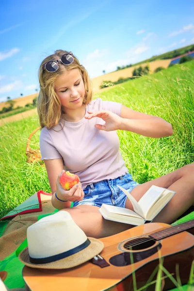 Ritratto All Aperto Giovane Ragazza Con Una Chitarra — Foto Stock